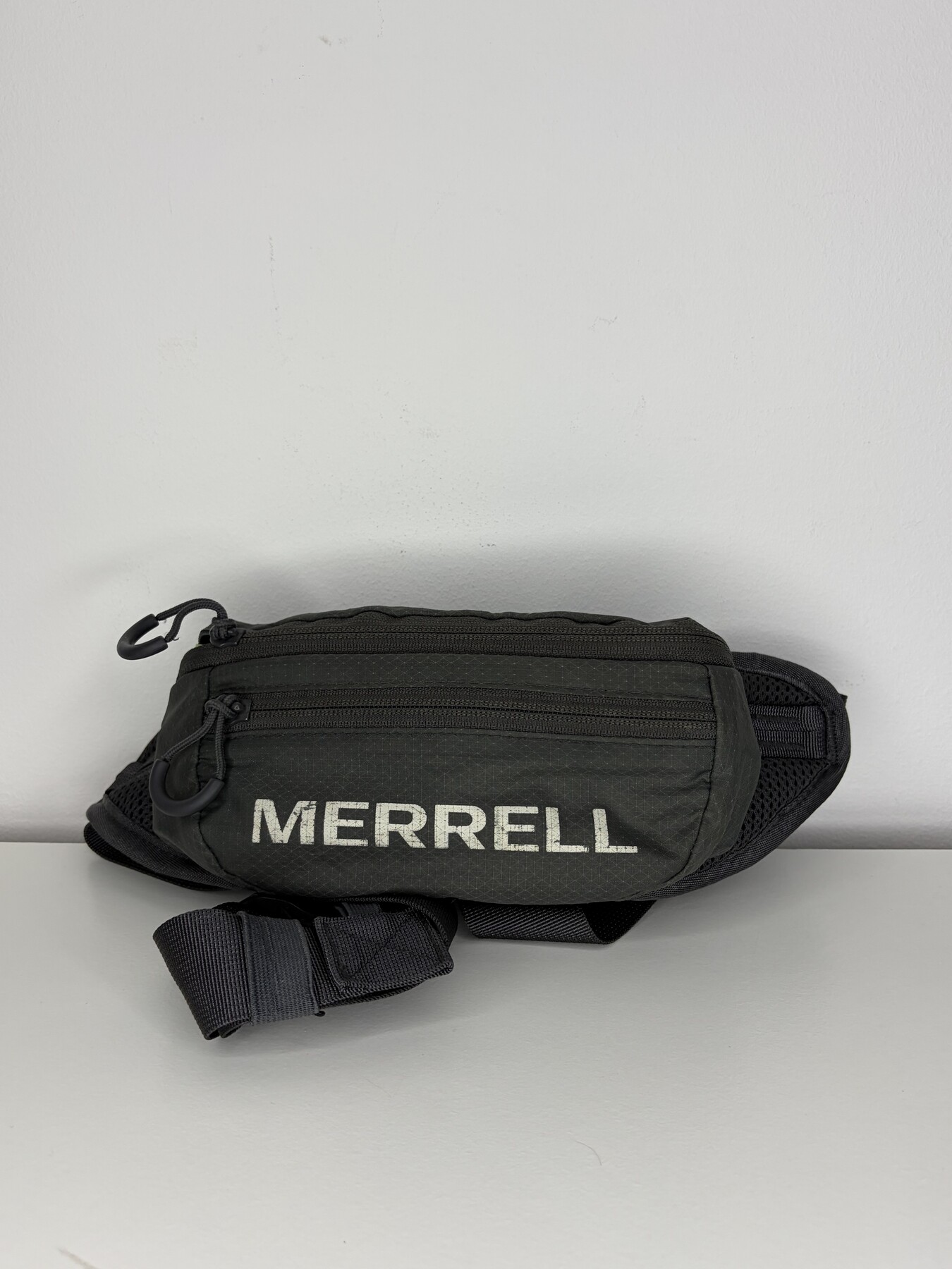 Banano Merrell gris oscuro